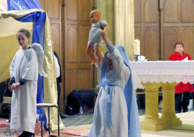 Marie présente l'enfant Jésus