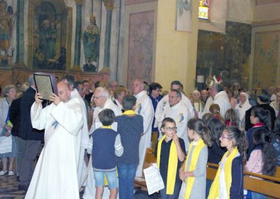 Le clergé dans la procession d'entrée