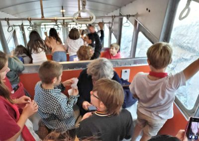 Dans le funiculaire,